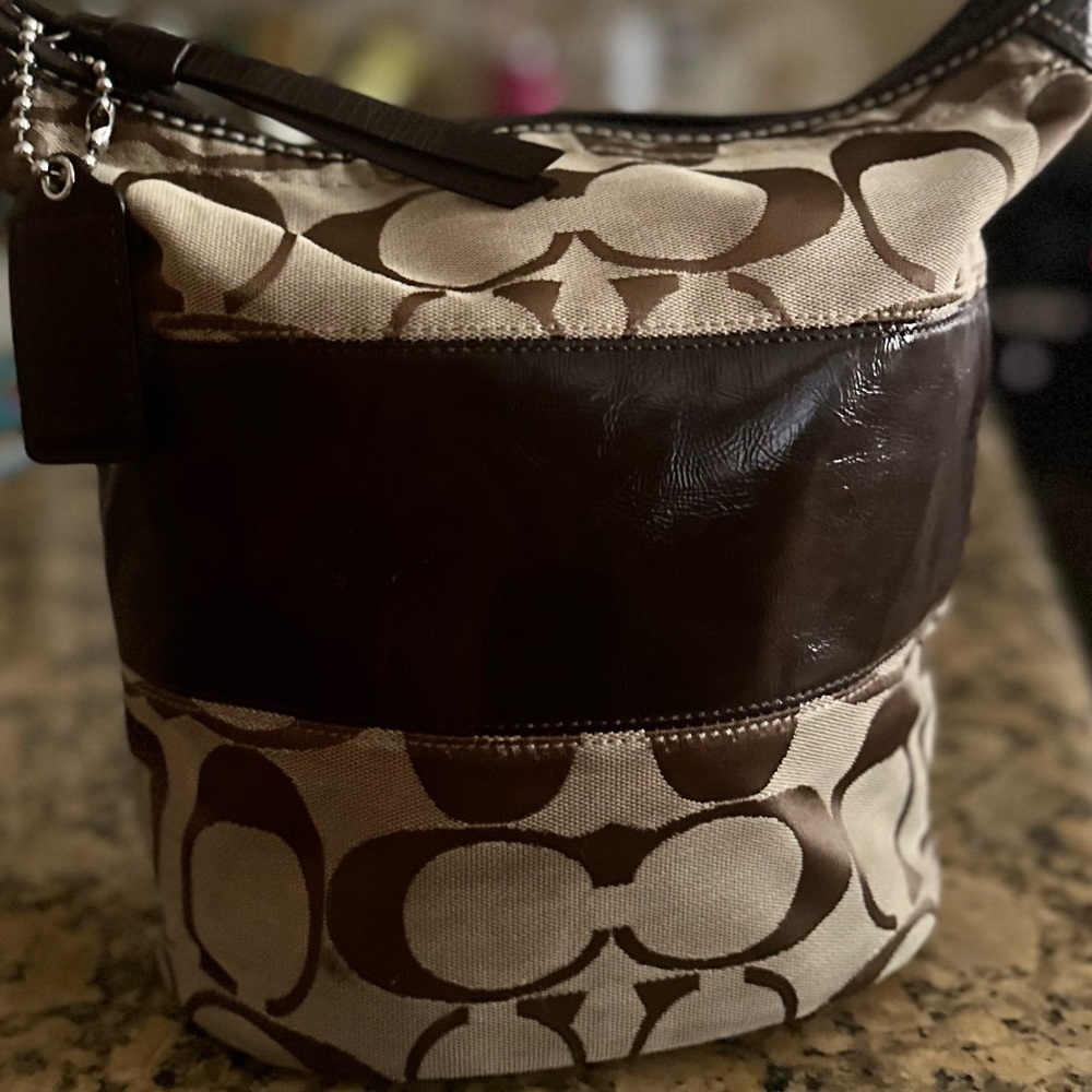 EUC coach f13362 signature duffle bucket bag in patent leather w nickel hardware